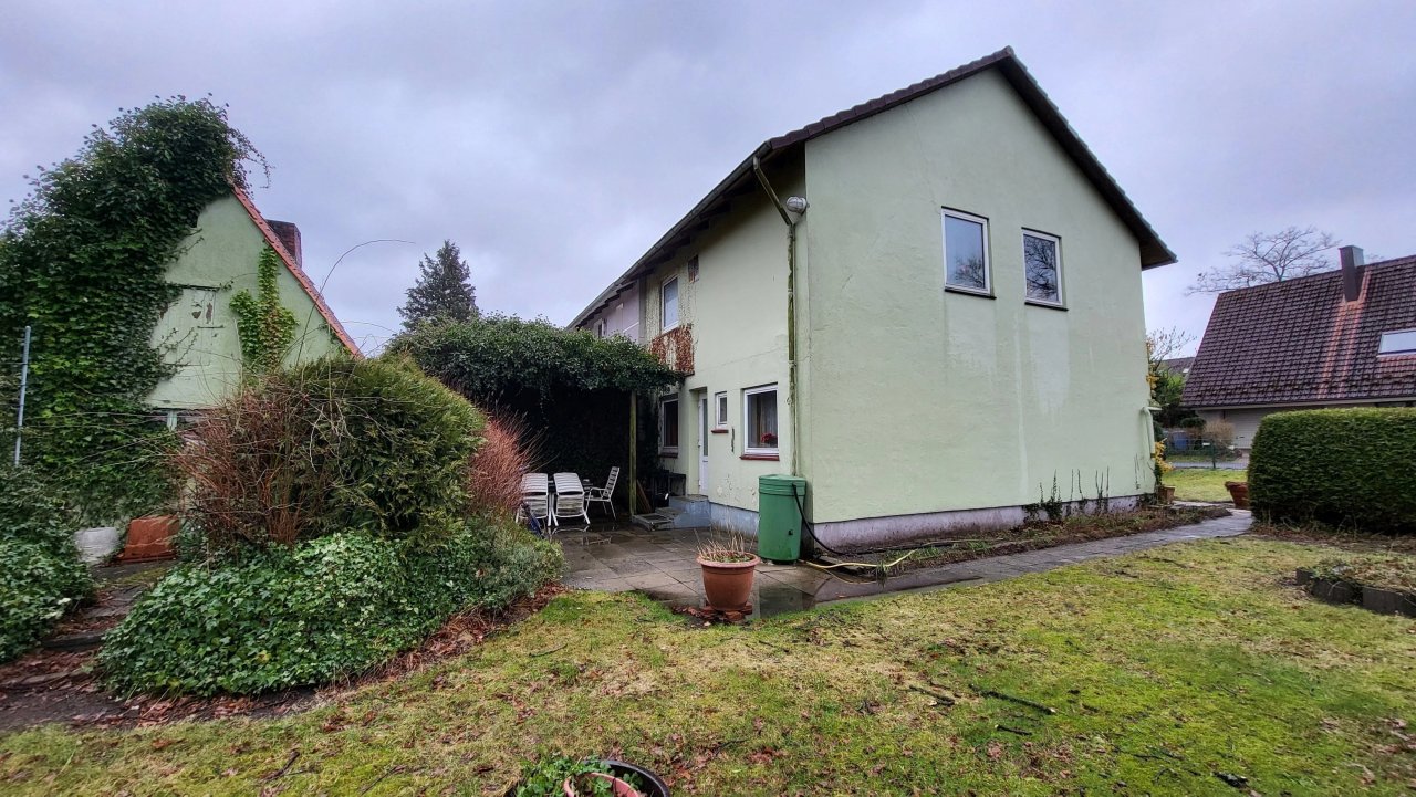 Sanierungsbedürftige Doppelhaushälfte auf einem 850 m² großen Grundstück in ruhiger Lage von Kaltenkirchen