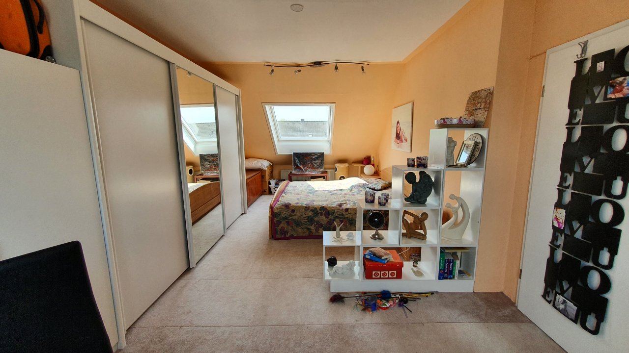 großes Zimmer im Dachgeschoss großes Zimmer im Dachgeschoss