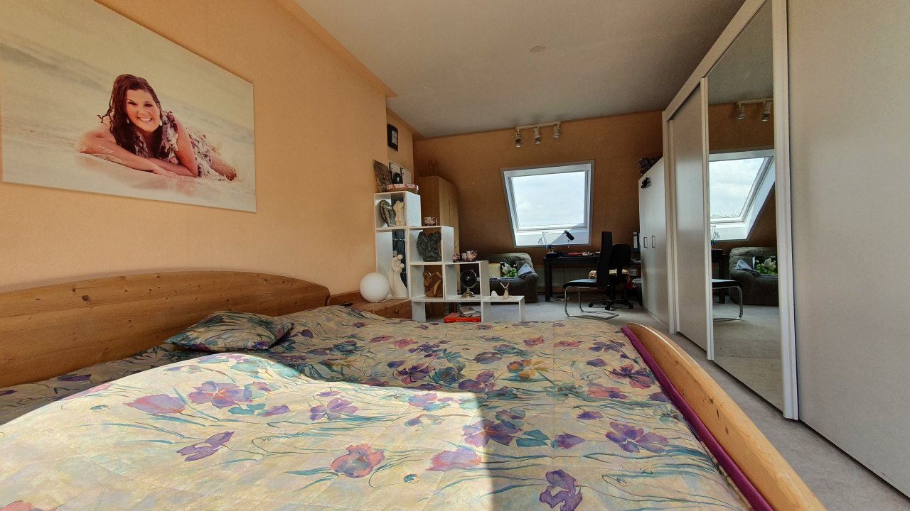 großes Zimmer im Dachgeschoss großes Zimmer im Dachgeschoss