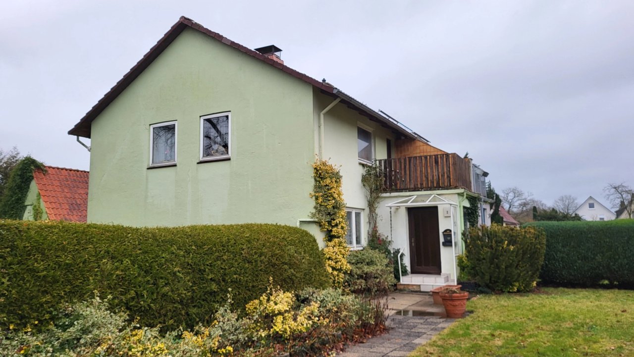 Haus von der Seite mit dem Eingang Haus von der Seite mit dem Eingang