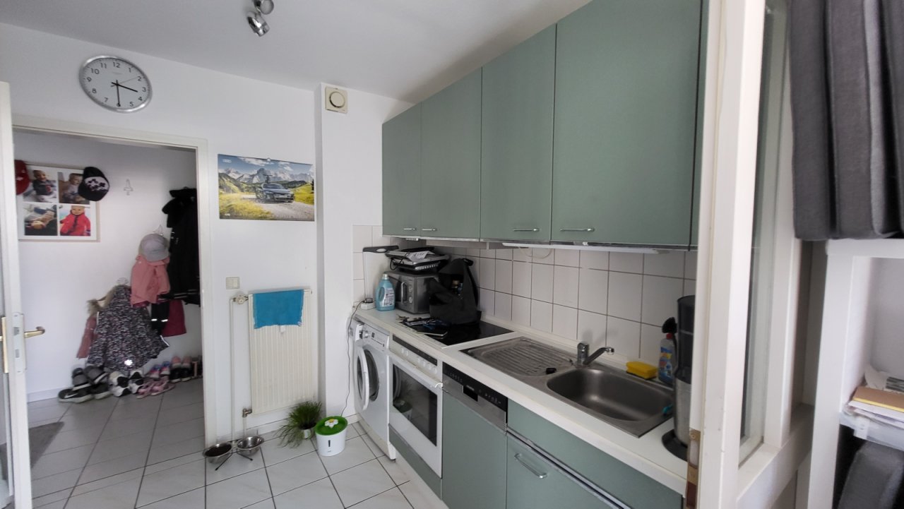 Küche mit Durchgang zum Wohnzimmer Küche mit Durchgang zum Wohnzimmer