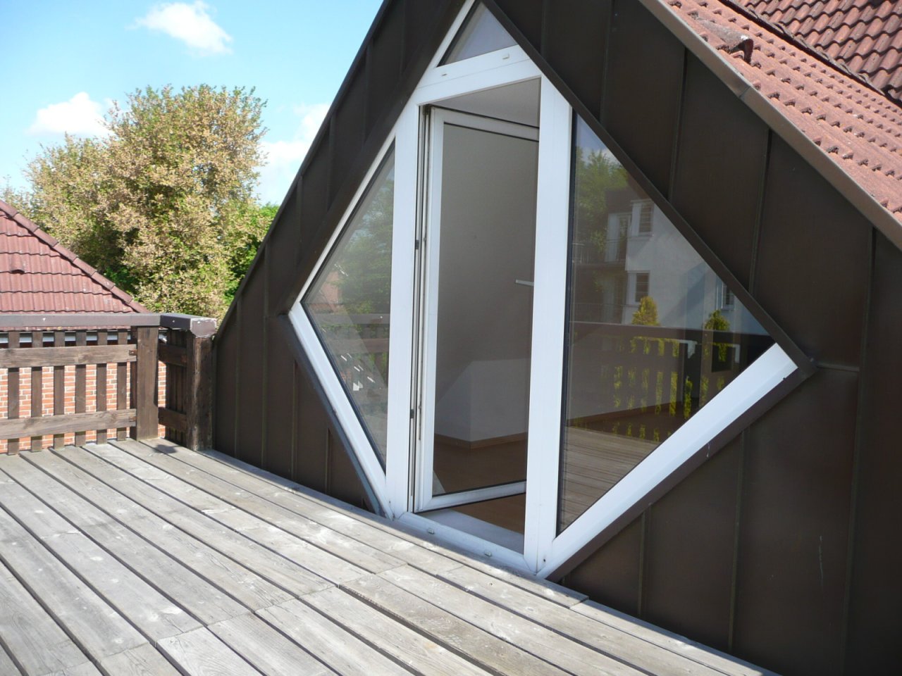 Wohnung im Dachgeschoss - großer Balkon - Wohnung im Dachgeschoss - großer Balkon -