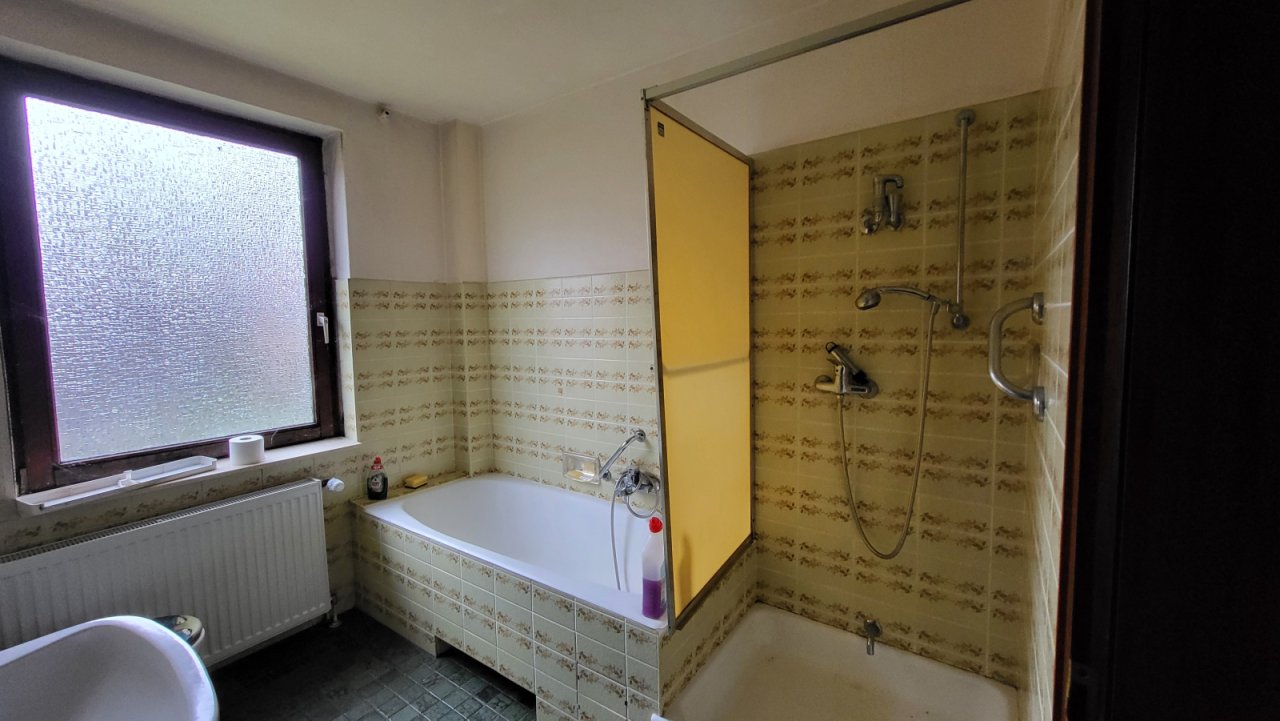 Vollbad mit Dusche und Wanne Vollbad mit Dusche und Wanne