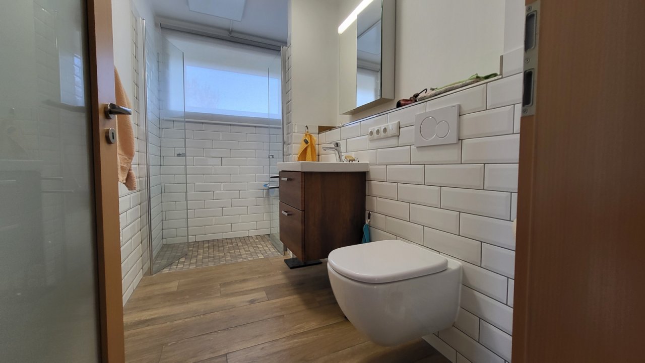 Schönes Bad mit bodentiefer Dusche Schönes Bad mit bodentiefer Dusche