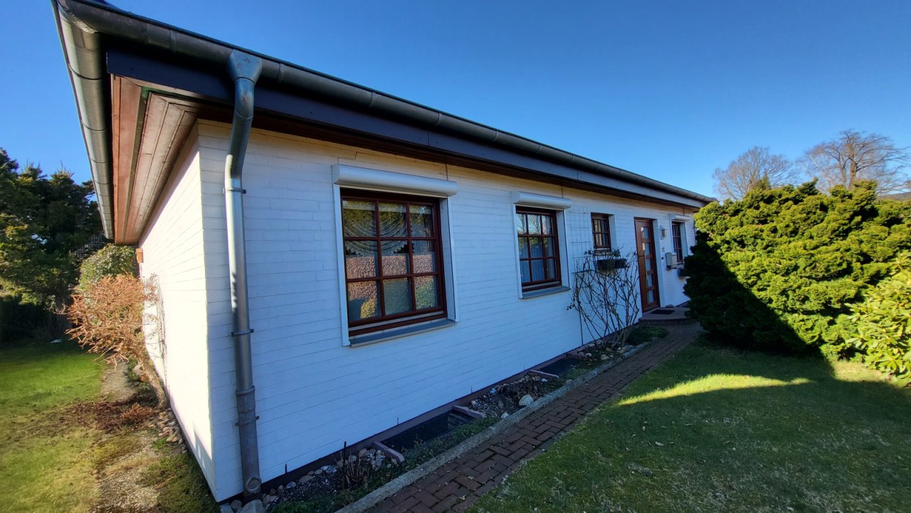 Haus von vorne mit Rollläden Haus von vorne mit Rollläden