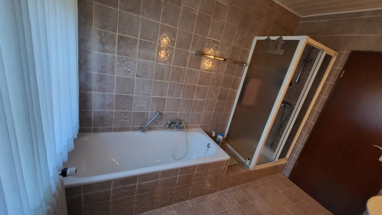 Vollbad mit Wanne und Dusche Vollbad mit Wanne und Dusche