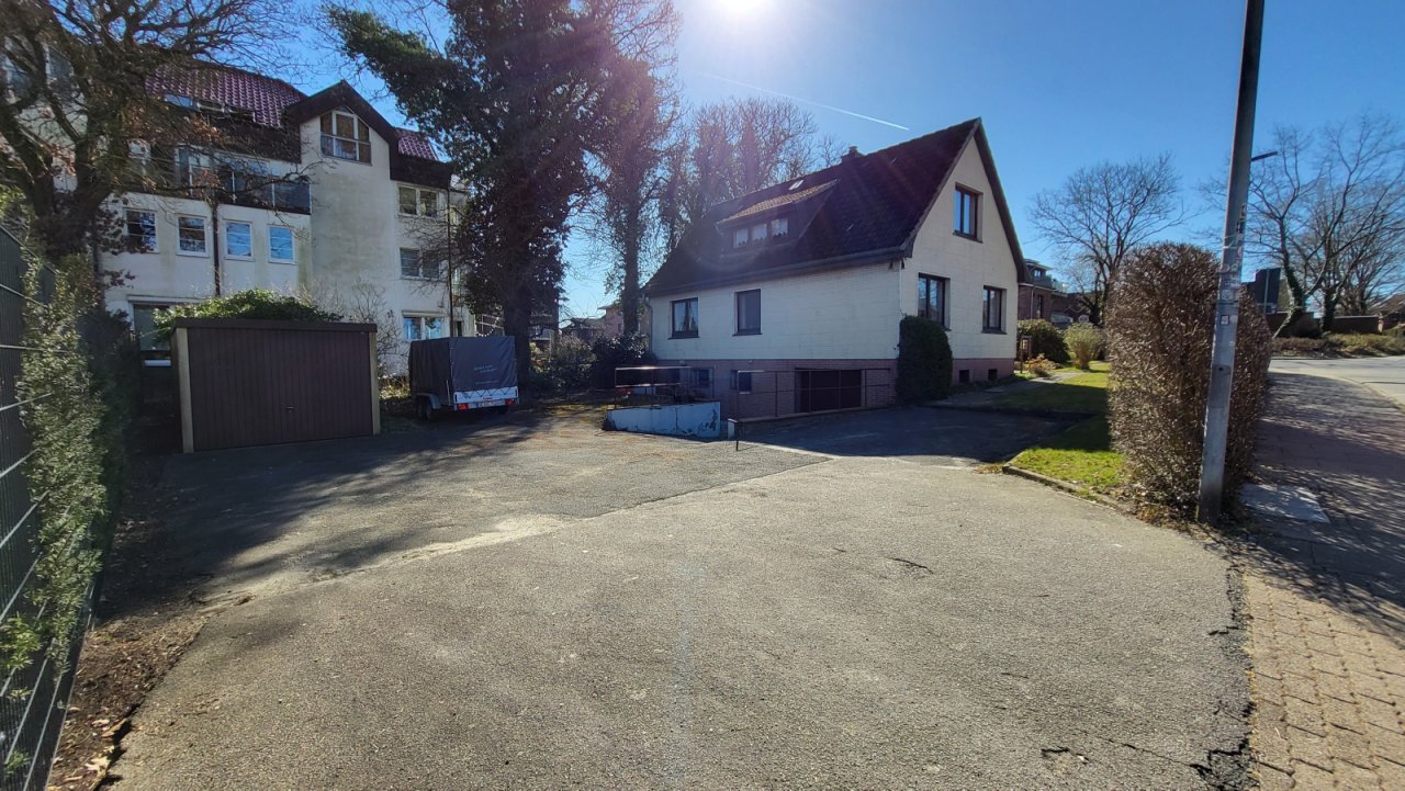 Haus mit Garagen und Stellplätze