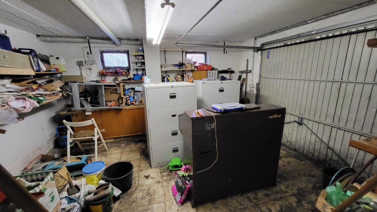 Garage mit Zugang zum Keller