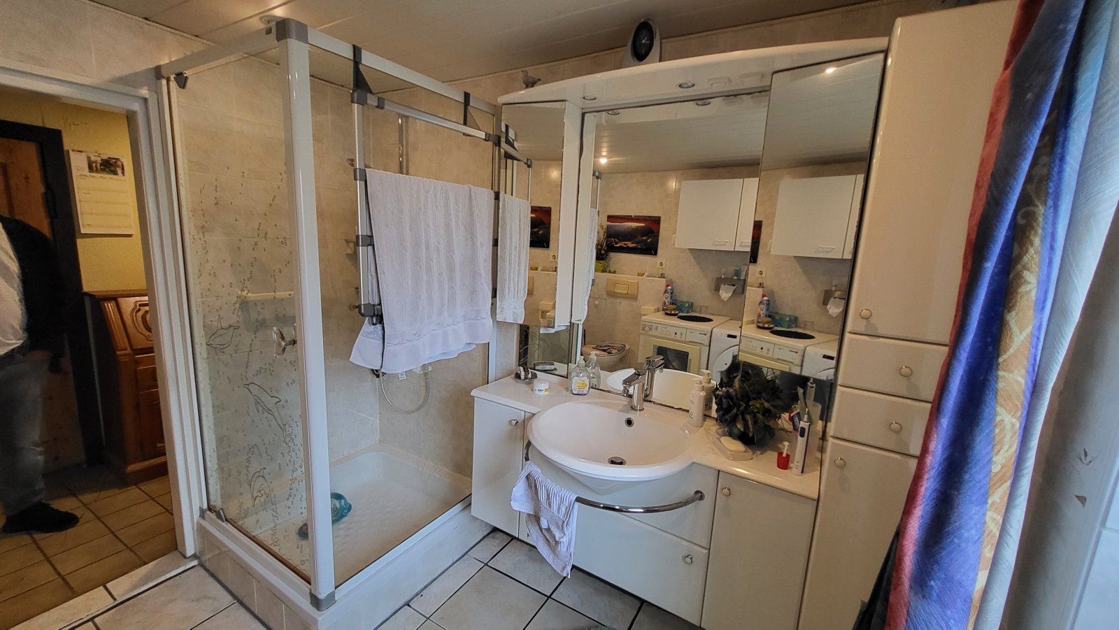 Bad mit Dusche und Fenster Bad mit Dusche und Fenster