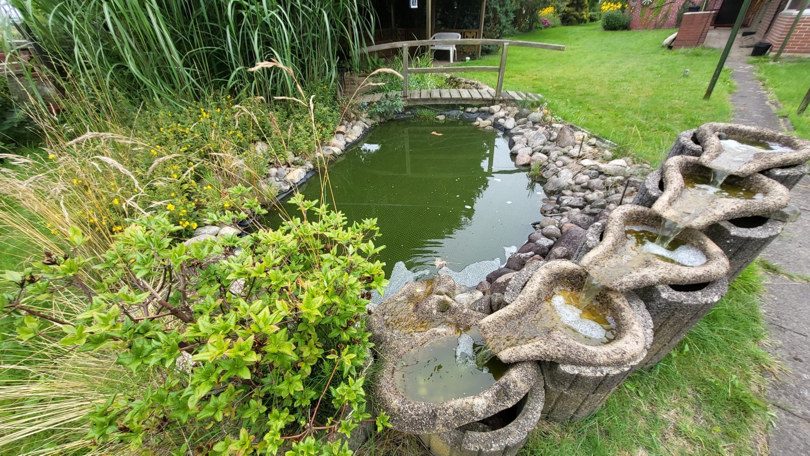 Teich mit Springbrunnen Teich mit Springbrunnen