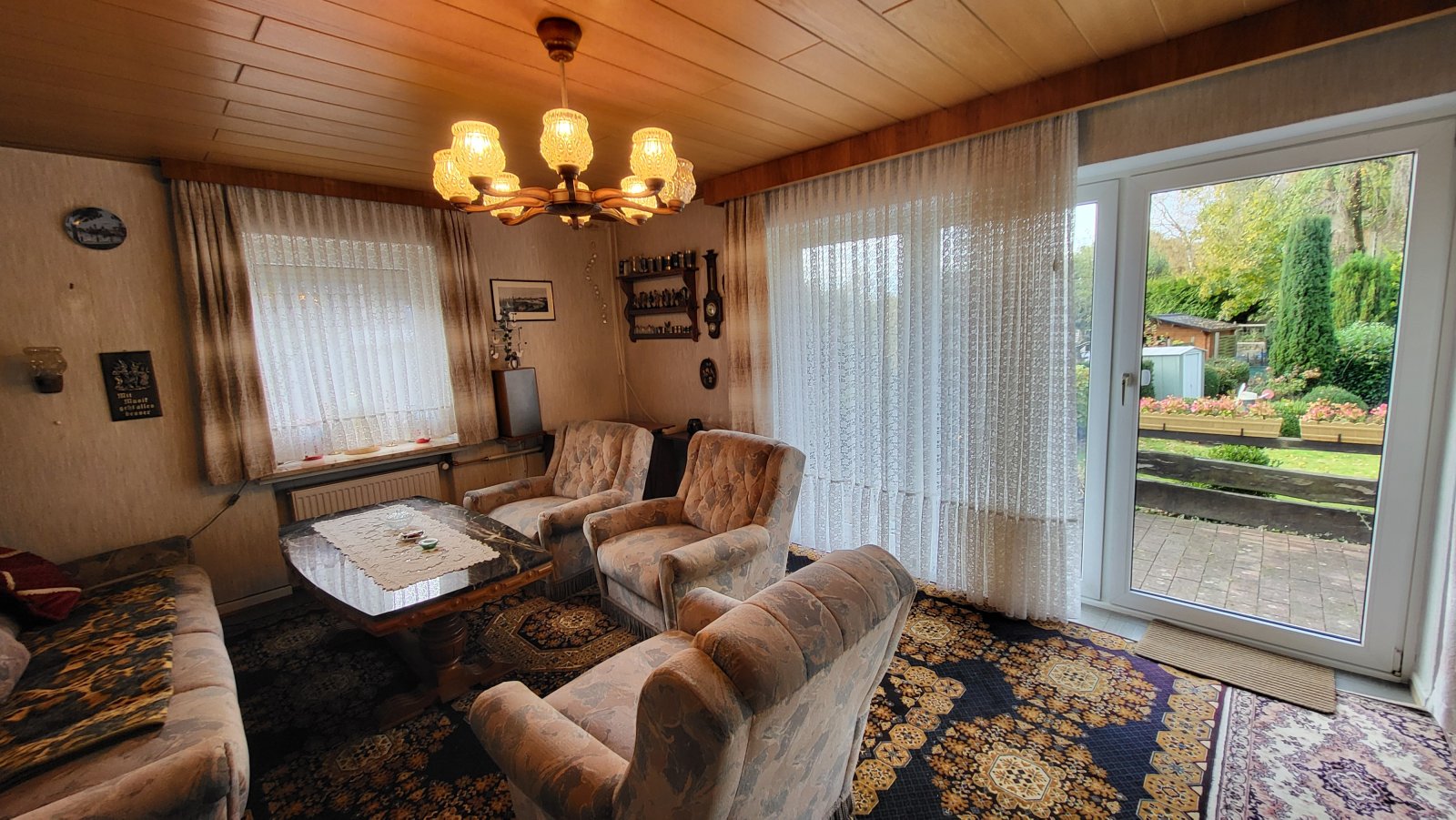 Wohnzimmer mit Zugang zur Terrasse