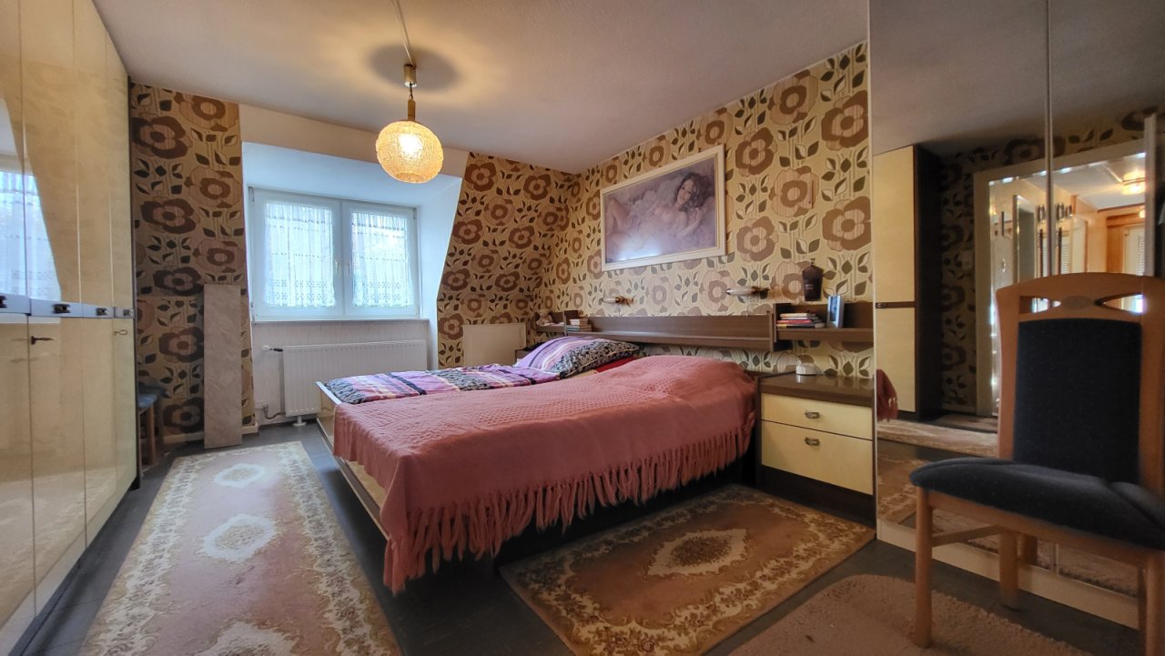 großes Schlafzimmer im OG