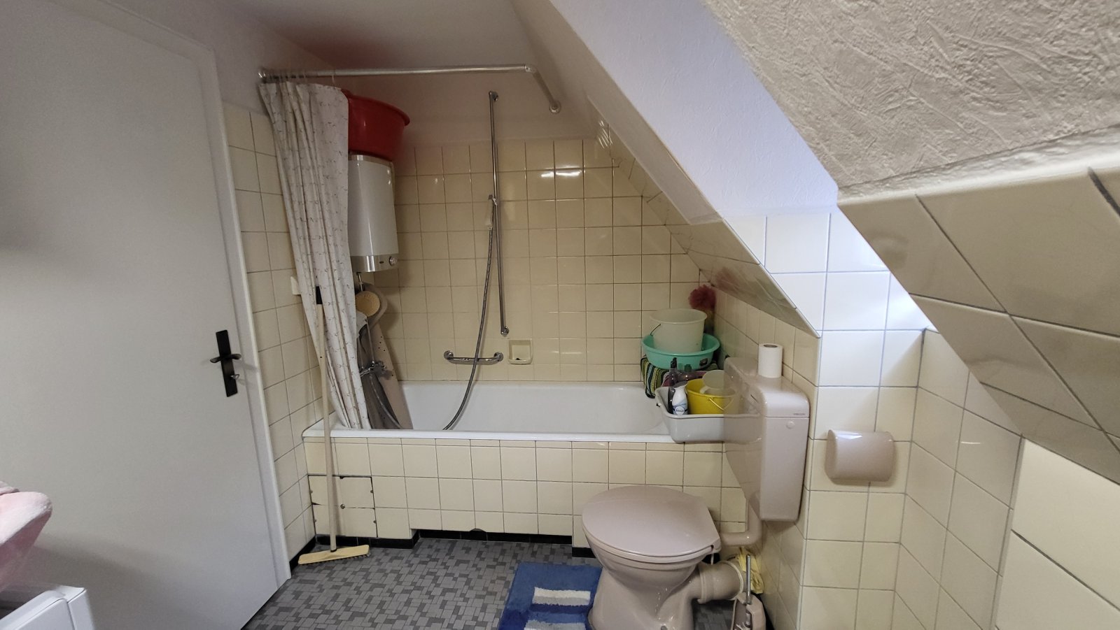 Bad im OG mit Fenster