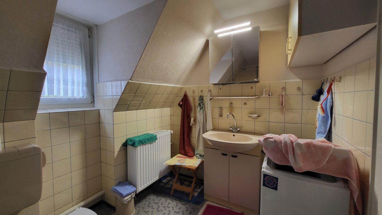 Bad im OG mit Fenster -