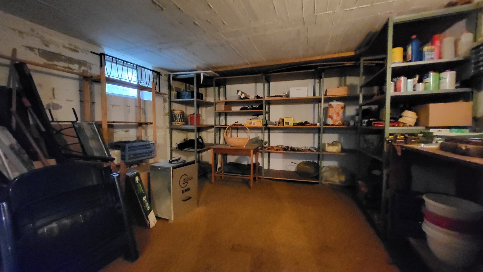 großer Raum im Keller -