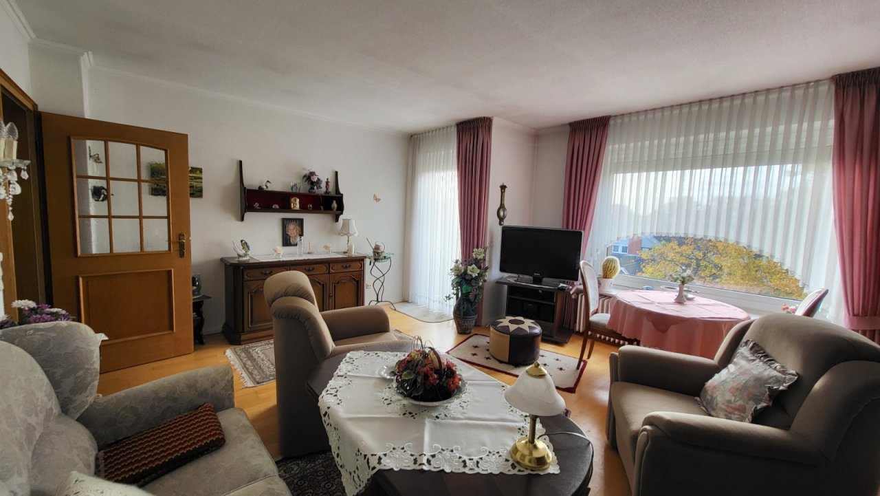 Wohnzimmer mit Zugang zum Balkon