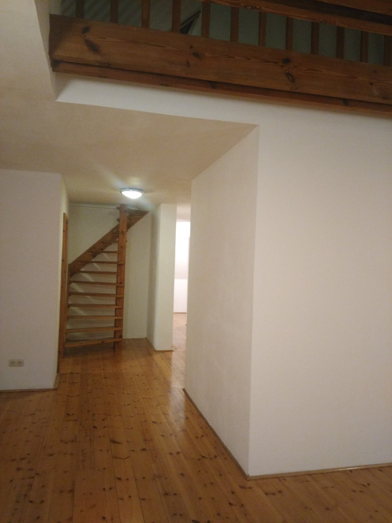 Bilder-Einliegerwohnung,Treppe im Flur zum Dachboden Bilder-Einliegerwohnung,Treppe im Flur zum Dachboden