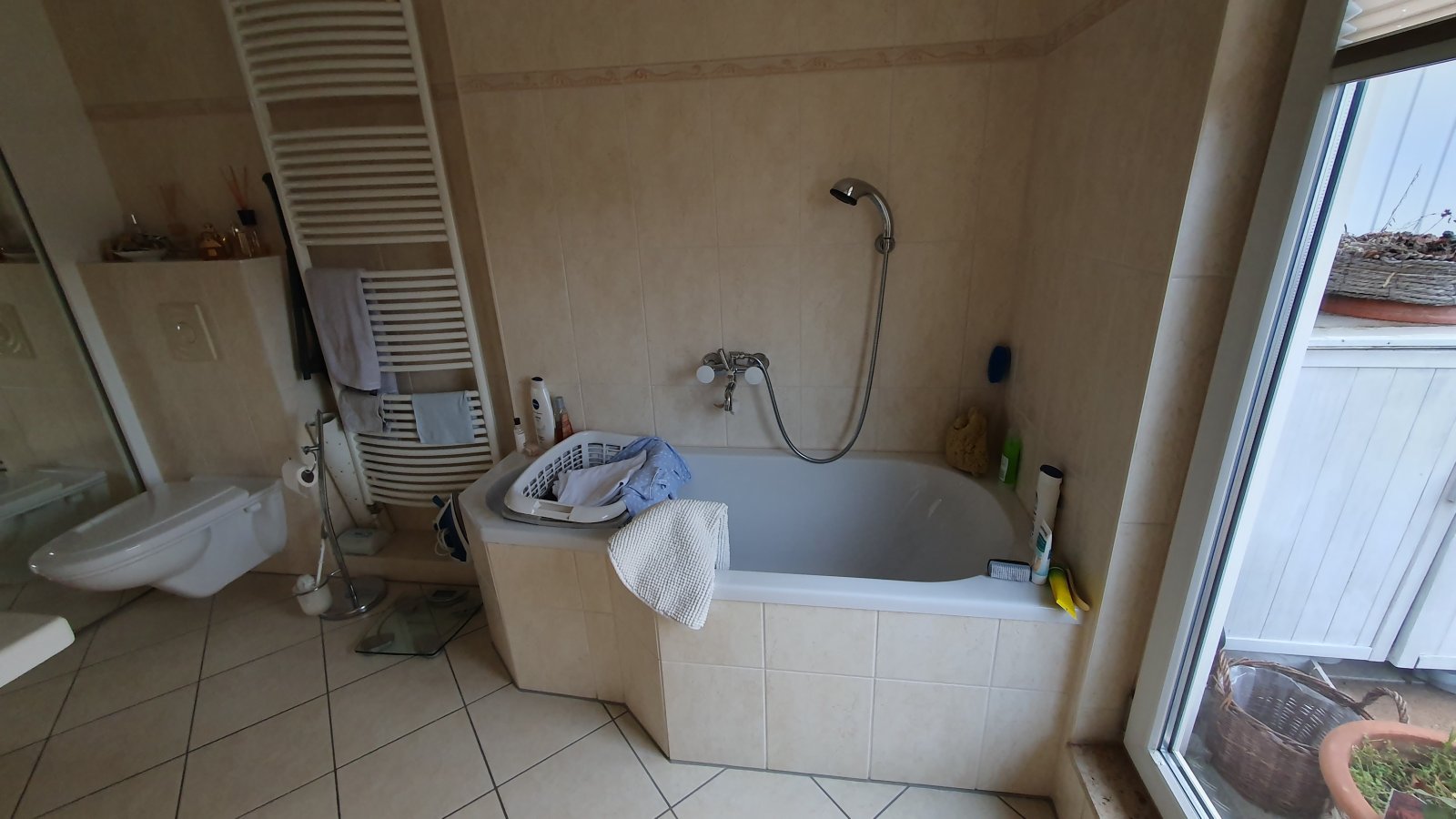 Badezimmer mit Wanne - Badezimmer mit Wanne -