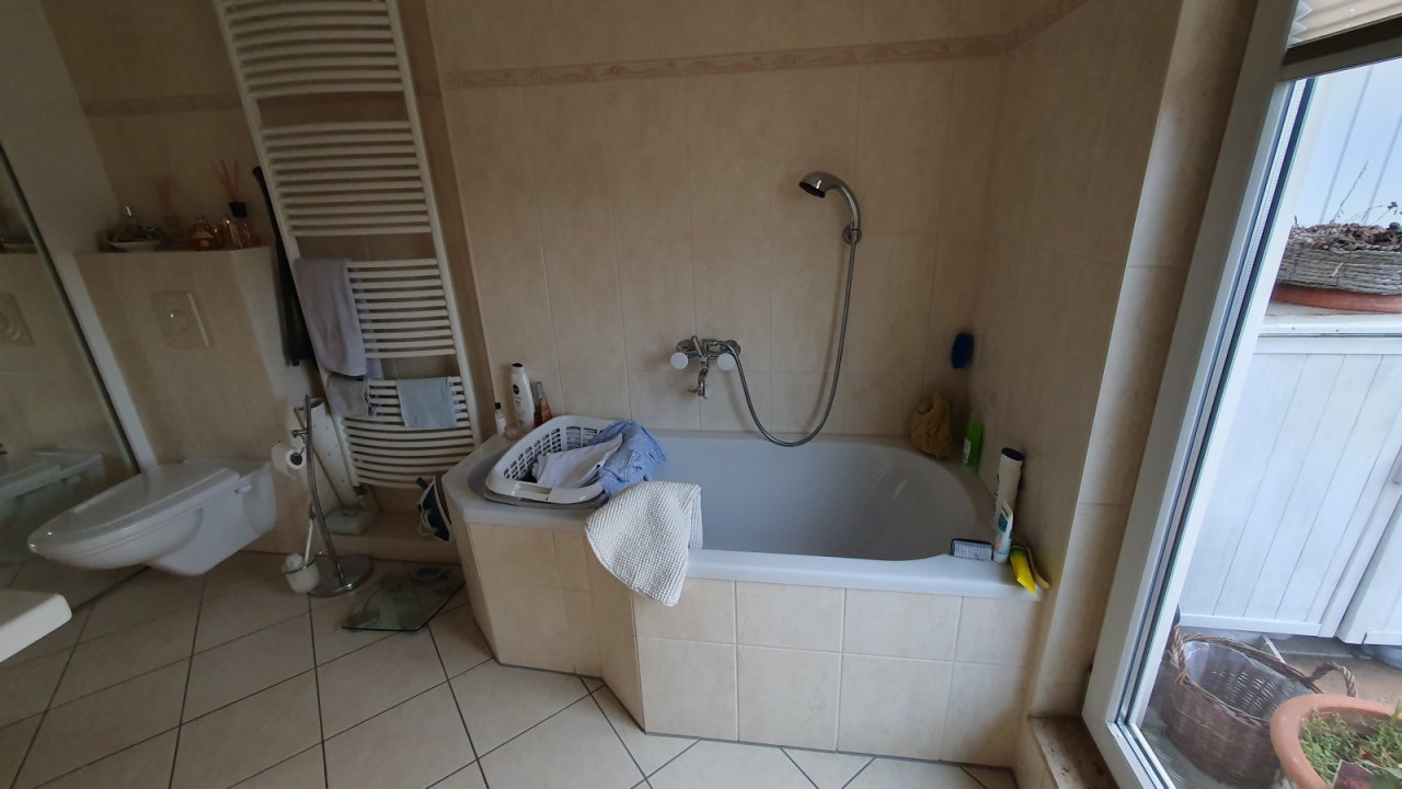 Badezimmer mit Wanne - Badezimmer mit Wanne -