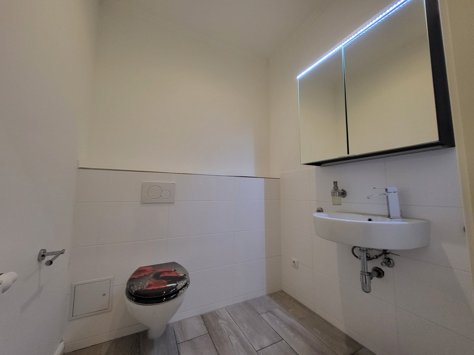 Wohnug unten - Gäste-WC Wohnug unten - Gäste-WC